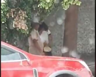 Captan a hombre de la tercera edad tocando a niña en calles de Ciudad Ixtepec