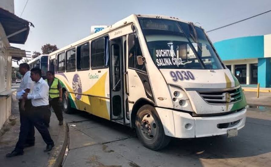 Transportistas del Istmo de Oaxaca rechazan la introducción del proyecto BinniBús en la región 