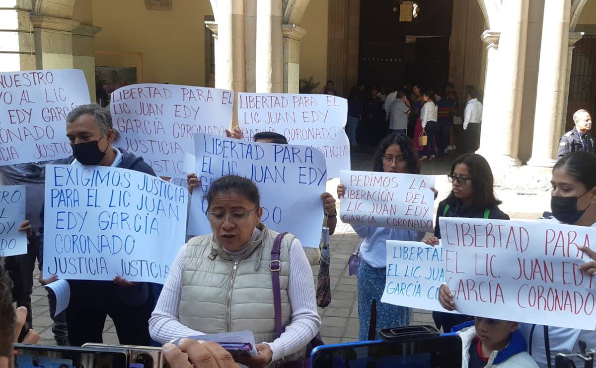 Por “delito inexistente”, exigen libertad de secretario de tribunal administrativo de Oaxaca