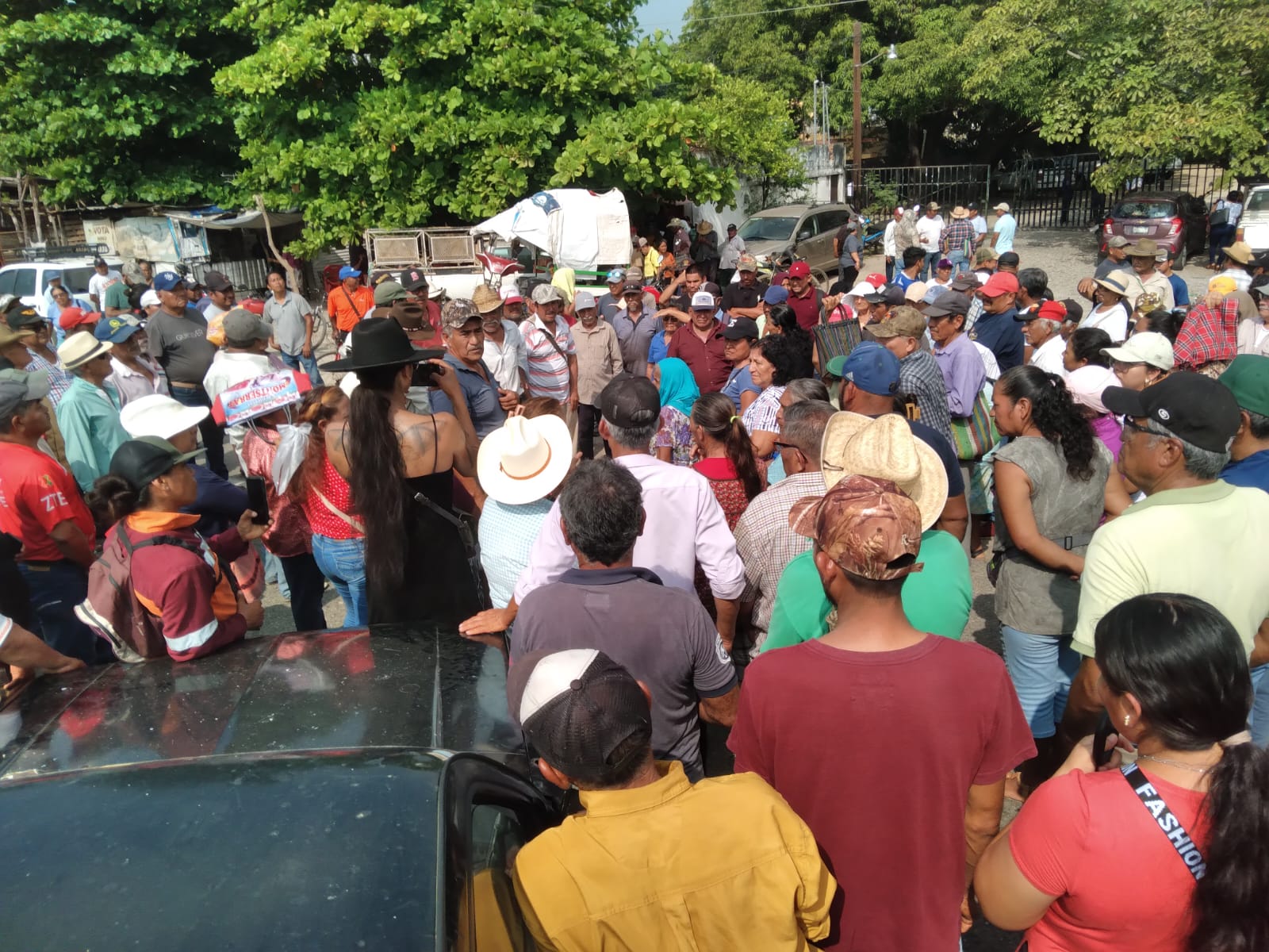 Con bloqueos en Oaxaca, exigen libertad de edil de San Juan Mazatlán, preso por caso de violación