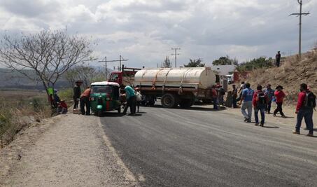 Bloquean en Sola de Vega carretera a Puerto Escondido; exigen retorno de 99 familias desplazadas por violencia
