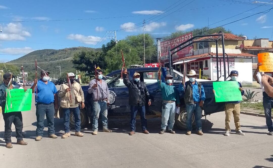 Comunidad de San Martín Peras bloquea carretera a Oaxaca; exigen justicia para autoridades asesinadas. Fotos Juana García