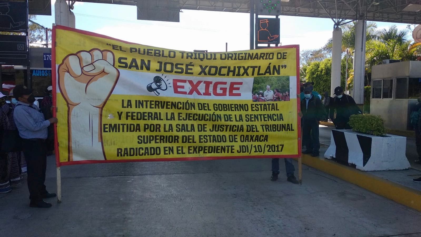 Triquis de Xochixtlán, de la Mixteca de Oaxaca, bloquean caseta de Huitzo; exigen entrega recursos
