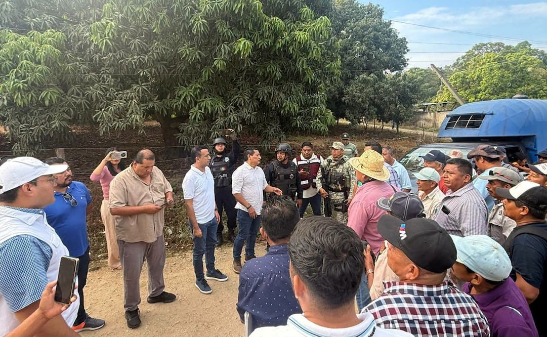 Avanzan 450 comuneros de Chimalapa a Díaz Ordaz; funcionarios y DDHPO acompañan la caravana. Foto: Especial.