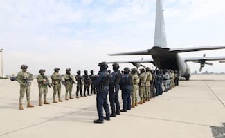 México hace tercer envío de narcos a EU; van 37, "El Indio" y un familiar de "El Mencho", entre ellos