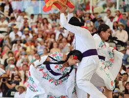 Cuál es el baile tradicional de Oaxaca donde las mujeres golpean a los hombres a cabezazos