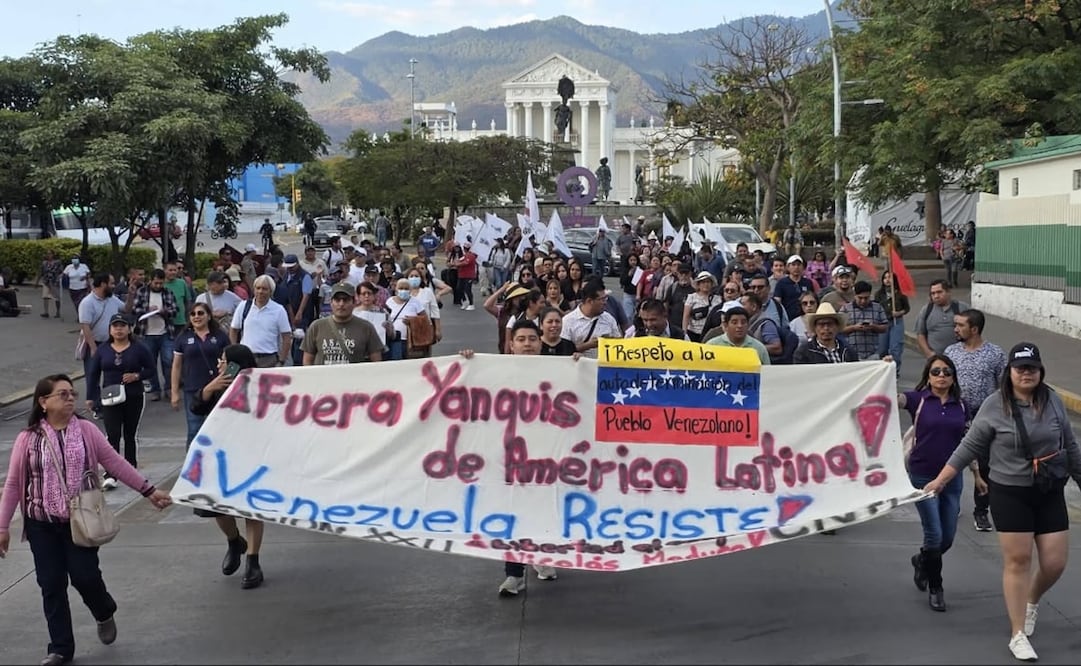 Agremiados al SNTE externan su solidaridad con Venezuela con marcha en la capital de Oaxaca. Fotos: Especiales