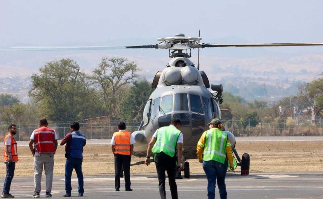 Llega helicóptero de la Marina para apoyar en combate de incendio forestal en Quiaviní, Oaxaca. Foto: Especial