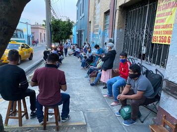 Incertidumbre, esperanza y hasta canciones. Así se vive en Oaxaca la espera de 24 horas por la vacuna Covid