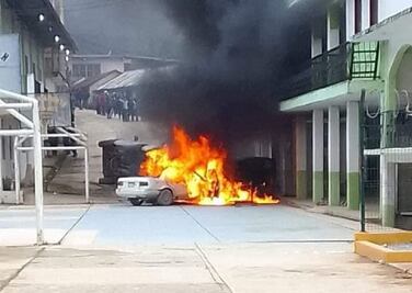 Inconformes con elecciones en Zoquiapam, Oaxaca, queman vehículos y toman el palacio municipal