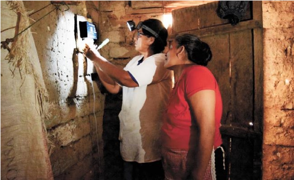 “Abuelas solares” llevan luz a viviendas de Oaxaca