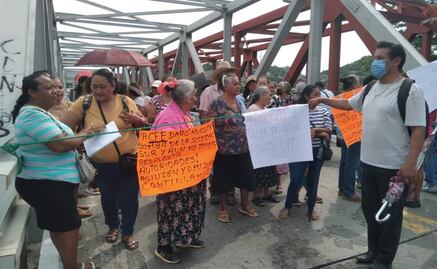 Habitantes de Tehuantepec bloquean la carretera Transístmica para exigir abasto de agua potable