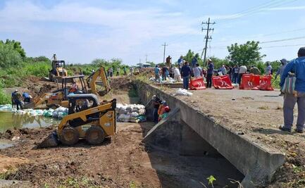 Pobladores de 3 municipios en Oaxaca construyen paso provisional ante puente dañado por el huracán Erick