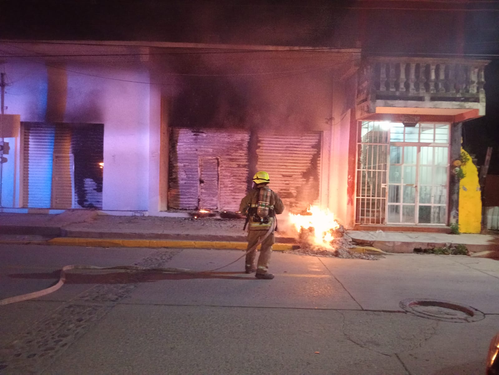 Incendian dos tiendas en Juchitán, Oaxaca; fueron provocados, afirma titular del cuerpo de bomberos 