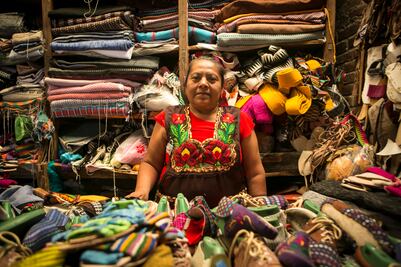 Mujeres zapotecas llevan calzado de Oaxaca a los pies del mundo
