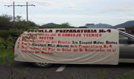 Comunidad escolar de la Prepa 4 de la UABJO advierte bloqueo carretero en el Istmo para exigir reconocimiento de director