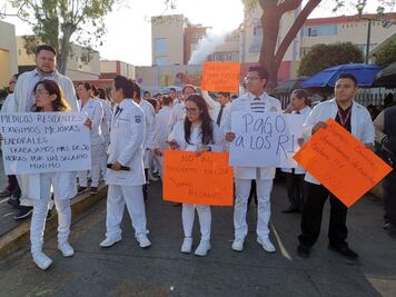 Residentes del Hospital Civil trabajan bajo protesta