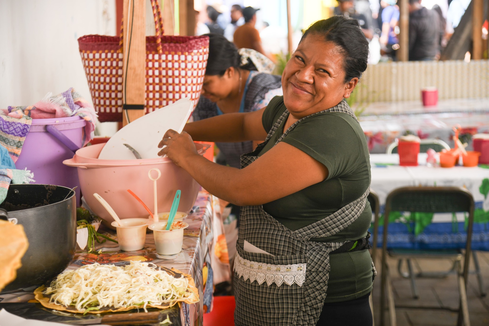 Mujer elabora una tlayuda oaxaqueña. Foto: Oaxaca Travel