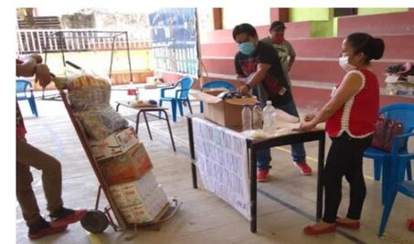 Por pandemia, maestros entregan víveres para comunidades vulnerables de la Cañada