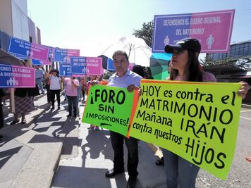 Chocan evangélicos y comunidad LGBT  en Congreso de Oaxaca por legalización del matrimonio igualitario