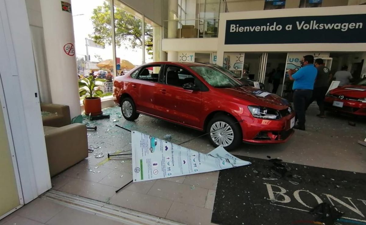 Normalistas vandalizan inmuebles en la ciudad de Oaxaca durante marcha; hay tres heridos