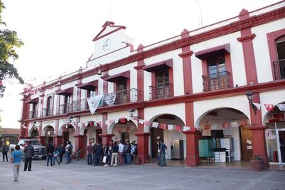 Trabajadores exigen pago de sueldo y aguinaldo en Santa Lucía del Camino