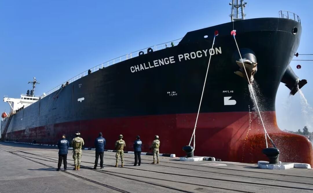 Autoridades aseguraron en el puerto de Tampico, Tamaulipas, 10 millones de litros de hidrocarburo y armas en un buque. Foto: Especial