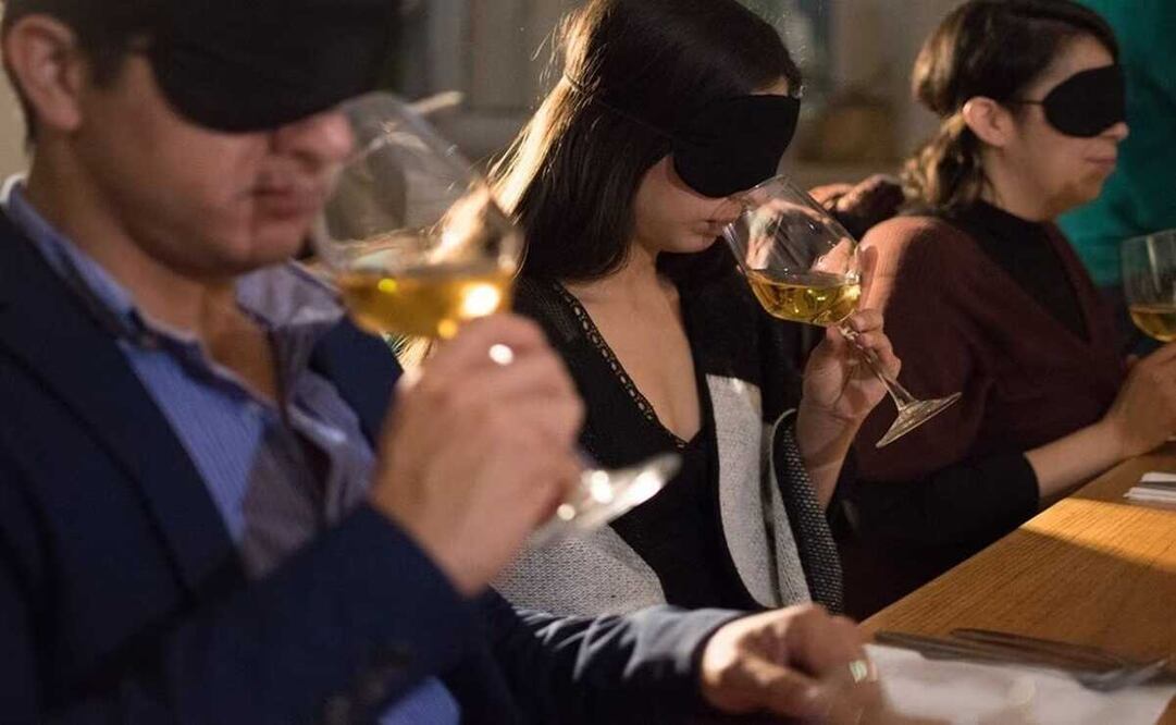 DIF Oaxaca realiza cena con ojos vendados, en beneficio de personas ciegas y débiles visuales. Foto: Especial