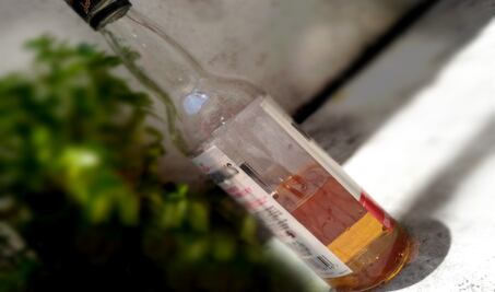 Investigan presunta muerte de dos personas por beber “cocol” con alcohol adulterado