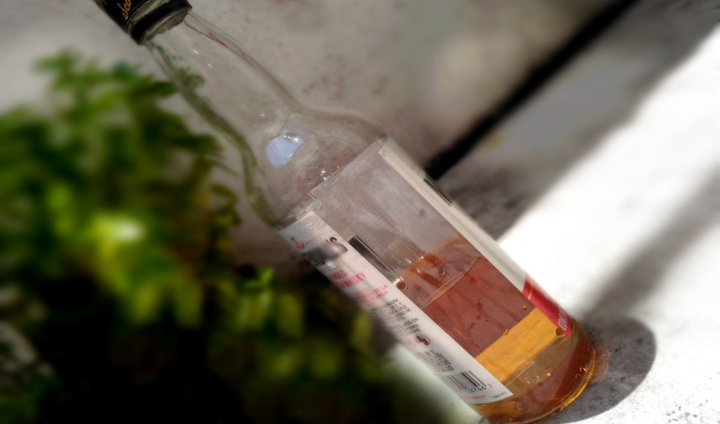Investigan presunta muerte de dos personas por beber “cocol” con alcohol adulterado
