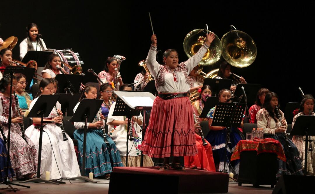 La Banda Femenil Regional Mujeres del Viento Florido y la cantante oaxaqueña Alejandra Robles se presentaron este sábado en el teatro Esperanza Iris de la Ciudad de México. Foto: Carlos Mejía