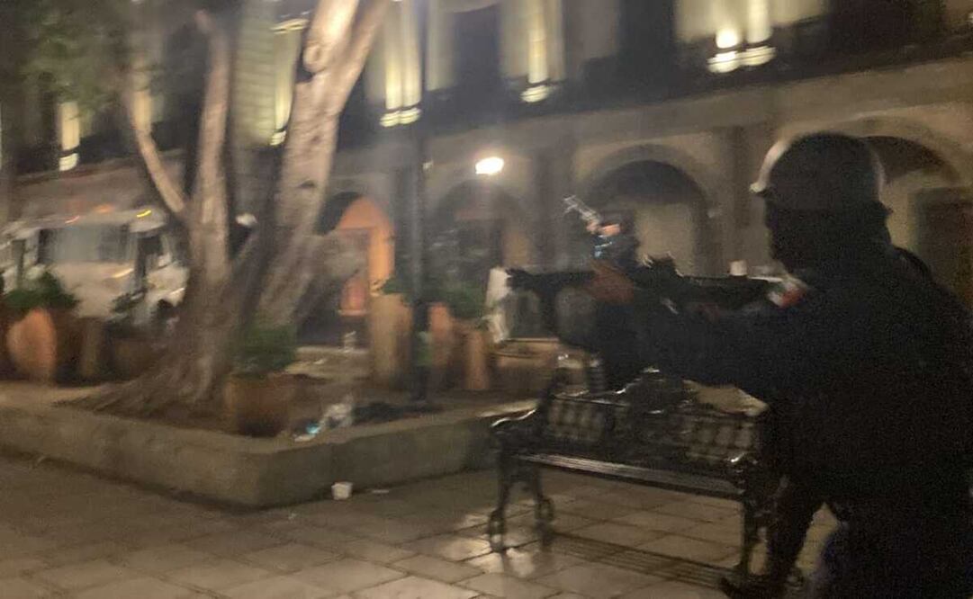 Condenan organizaciones de Oaxaca represión contra normalistas en el Zócalo. Foto: Especial