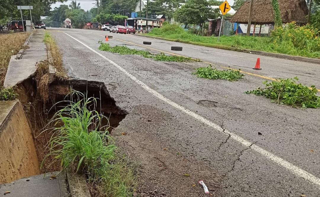 Socavón en carretera Transístmica pone en riesgo a los conductores en Oaxaca. Foto: Especial