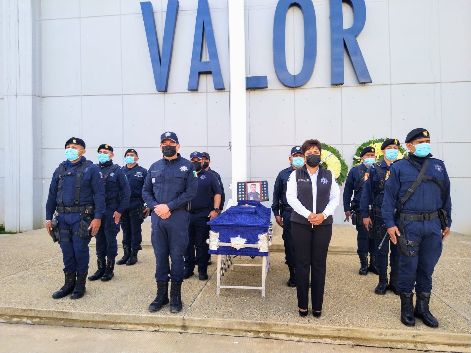 Despiden con honores a policía estatal asesinado en la Cuenca de Oaxaca; prometen que no habrá impunidad