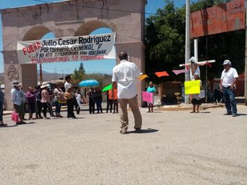 Con viacrucis exigen habitantes destitución de presidente de Suchilquitongo