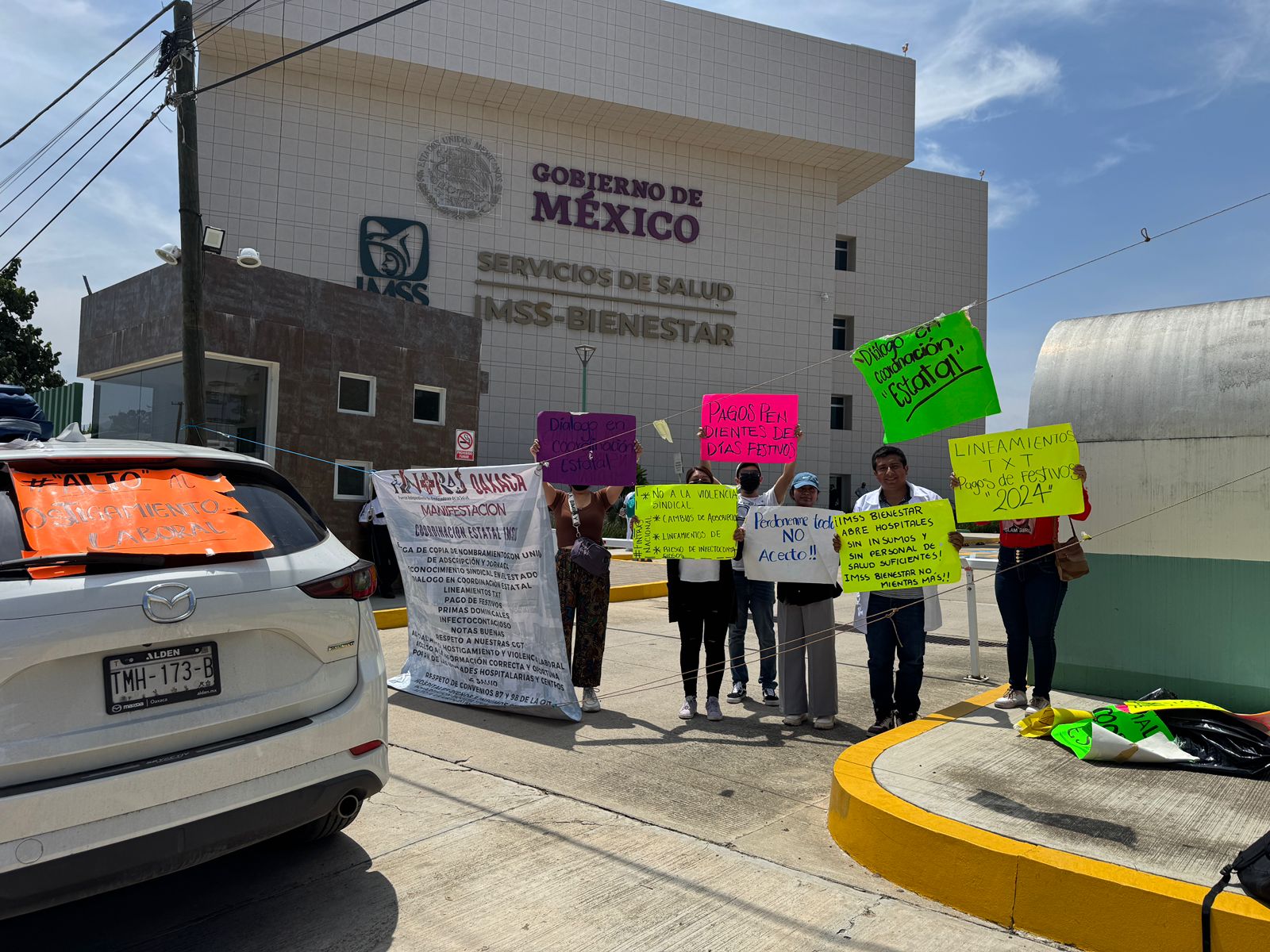 Protestan trabajadores del sector salud en Oaxaca ante incumplimiento de acuerdos con el IMSS-Bienestar
