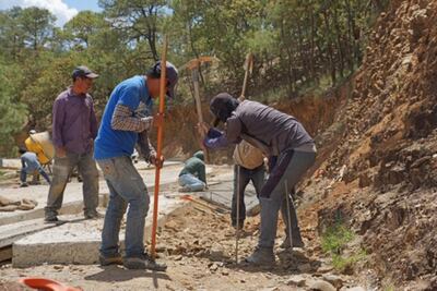 Otros 63 municipios de Oaxaca tendrán caminos rurales de AMLO