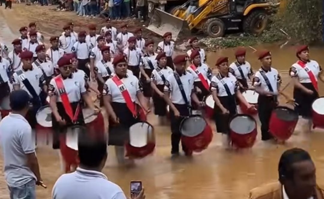 Estudiantes cruzan el río en el Desfile Cívico de las Fiestas Octubrinas de Miahuatlán. Foto: Captura de video