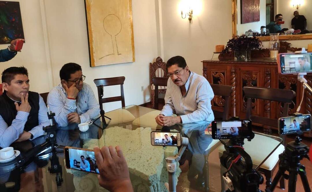 Construirá Ulises Ruiz “desde abajo” su candidatura a la Presidencia; “falta justicia para los caídos”, revira Sección 22. Fotos: Mario Arturo Martínez