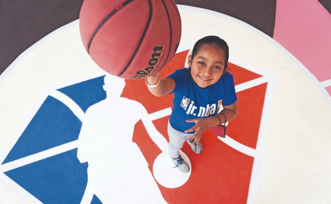 Sofía porta una playera azul con la leyenda “Jr. NBA” y el distintivo de la asociación que promueve al llamado deporte ráfaga, surgido en la Unión Americana. Foto: Mario Arturo Martínez