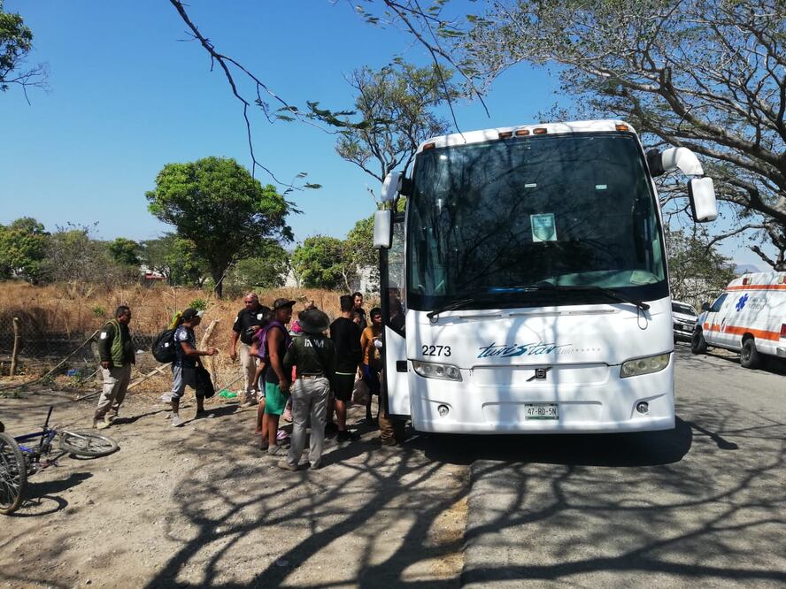 Desmantelan pequeña caravana de migrantes que avanzaba por Oaxaca; algunos se trasladan a albergue y otros siguen a pie