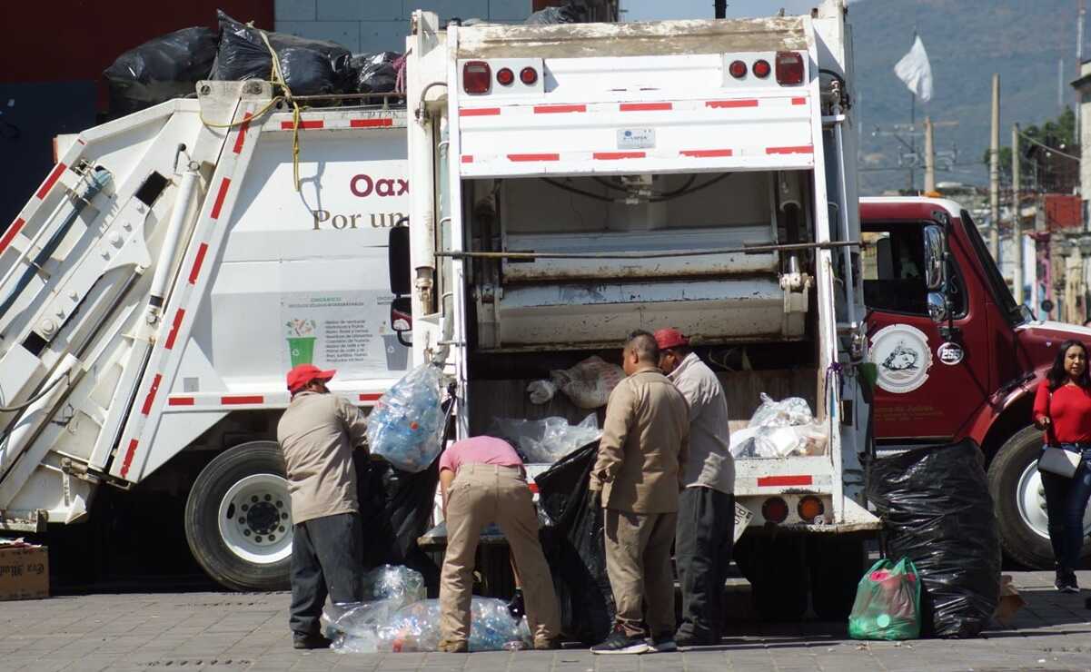 Multan al municipio de Oaxaca con 5.7 mdp por intentar depositar basura en Valle de Etla. Fotos: Mario Arturo Martínez