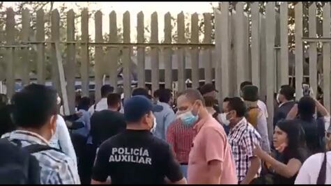 Pobladores de Peras retienen a empleados del Congreso de Oaxaca; llevan a edil para ratificar renuncia