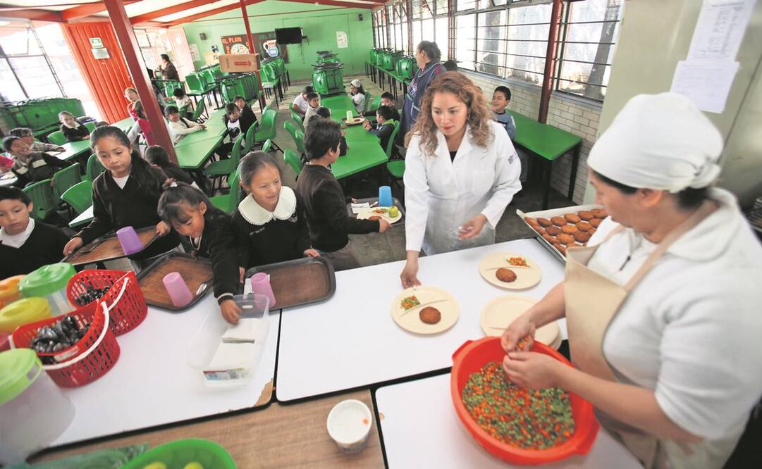 Las Escuelas de Tiempo Completo, programa de sexenios anteriores, cumple con la función de calidad en el aprendizaje y dota a los estudiantes de nivel básico en situación precaria de alimento, concuerdan los legisladores. Foto: Archivo/ EL UNIVERSAL.