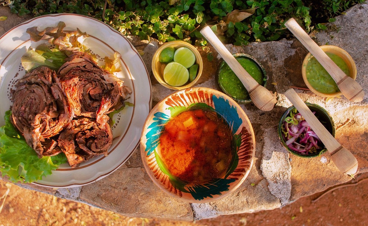 Barbacoa de rollo: carne de res, hojas de aguacate, cocción lenta y tradición zapoteca que conquista a turistas y locales en Oaxaca. Foto: Facebook Orgánicos Sustentables Portozuelo.