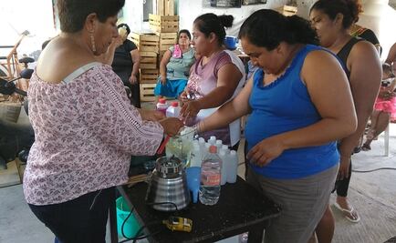 En Unión Hidalgo, más de 100 mujeres zapotecas aprenden a hacer gel antibacterial con herbolaria