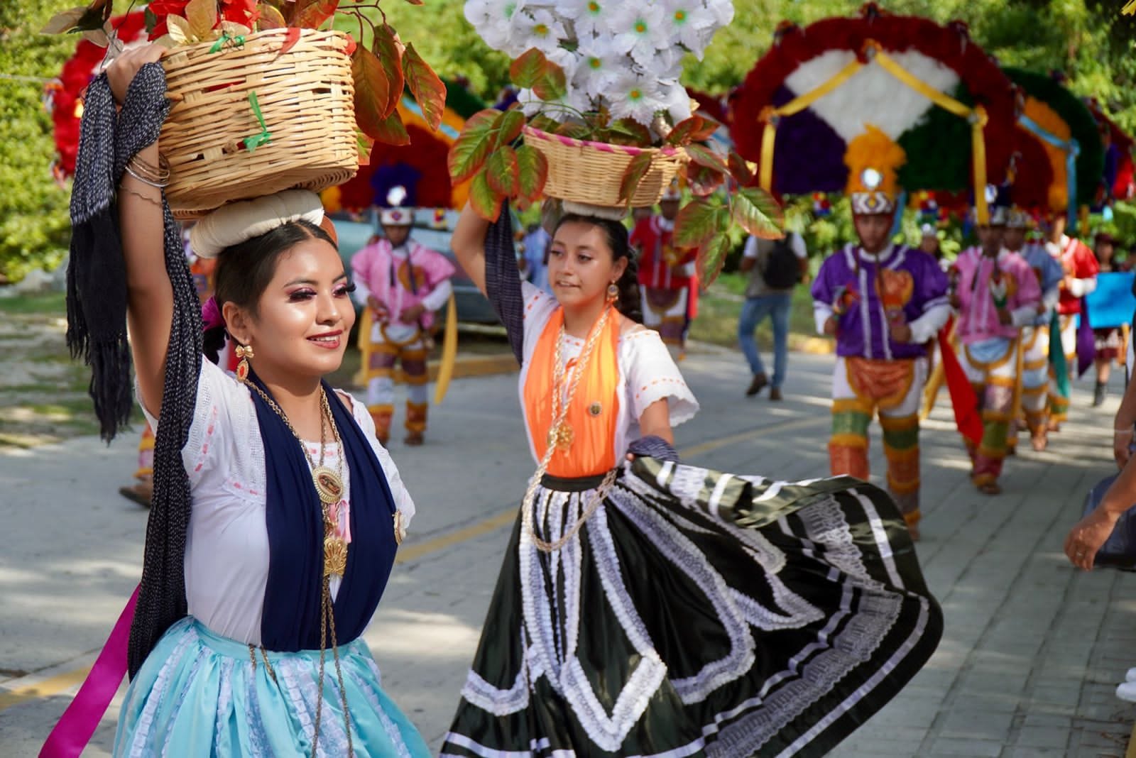 Lo que más destaca en esta fiesta son las danzas tradicionales como la del Toro de Petate y la Danza de los Diablos. Foto: Gobierno Villa de Tututepec 2022-2024