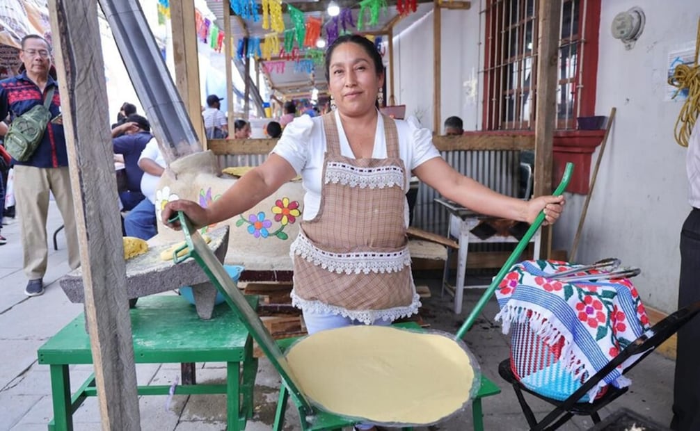 Elaboración de tlayudas en San Antonio de la Cal. Foto: Gobierno de Oaxaca.