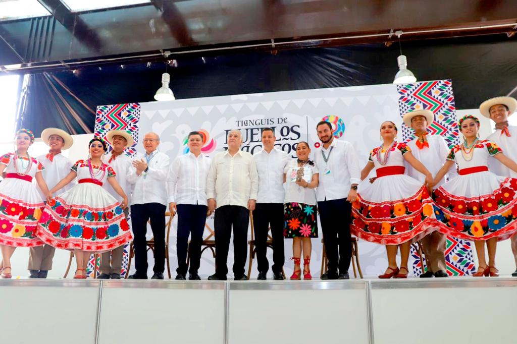 Entregan Oaxaca y Murat estafeta al estado de Hidalgo, próxima sede del Tianguis de Pueblos Mágicos. Foto: Gobierno de Oaxaca