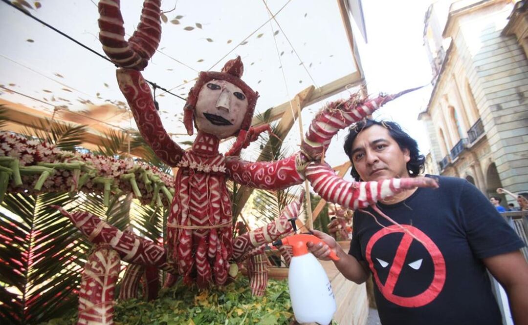 Un centenar de esculturas toman el zócalo de Oaxaca en la 126 Noche de Rábanos. Fotos: Edwin Hernánedez
